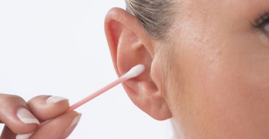 ¿Por qué no debemos usar bastoncillos para limpiarnos la cera de los oídos?